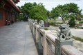 四草大眾廟-廟欄干與表情各異的小石獅照片