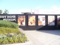 韓國濟州島 夢幻泰迪熊博物館-博物館大門有著熊熊們的海報照片