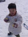 韓國江原道 let`s go skiing龍平渡假村-可愛的小孩在雪地上照片