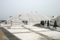 七股鹽山-廣場鋪上白色石子與鹽山的雪白極搭照片
