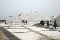 廣場鋪上白色石子與鹽山的雪白極搭