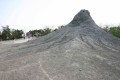 泥火山-噴發累積而成錐狀丘照片