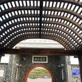 七美人塚-入口原木拱廊照片
