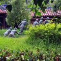 吳鳳紀念公園-矮木樹林間的吳鳳與原住民雕像照片