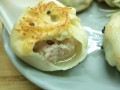 上海鮮肉生煎湯包-熱熱的濃郁湯汁照片