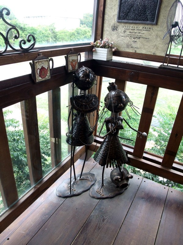 樓梯轉角處的鐵製娃娃創作品