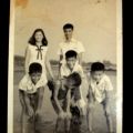 進福阿梅大灣名產花生糖-( 左一 ) 小學時的黃輝龍照片