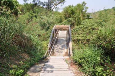 廁所旁步道續前行會遇到這座石橋