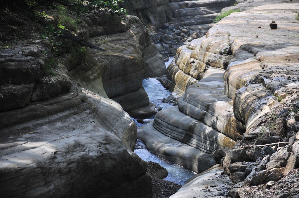 層層疊疊的兩岸岩石被河水沖激到十分光滑